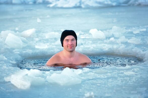 κολύμπι σε μια τρύπα πάγου ως μέθοδος πρόληψης της προστατίτιδας